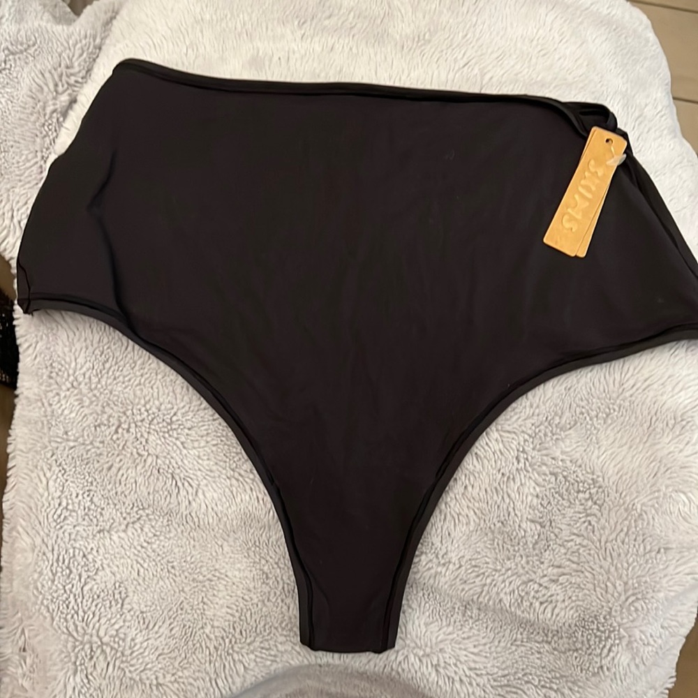 SKIMS THONG XL NEW with tags
